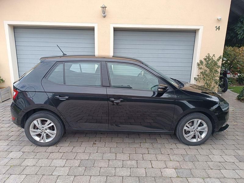 Schwarz Gebraucht 2018 Skoda Fabia Ambition Kleinwagen | 10.900 € (Fairer Preis) - Bild 1/4
