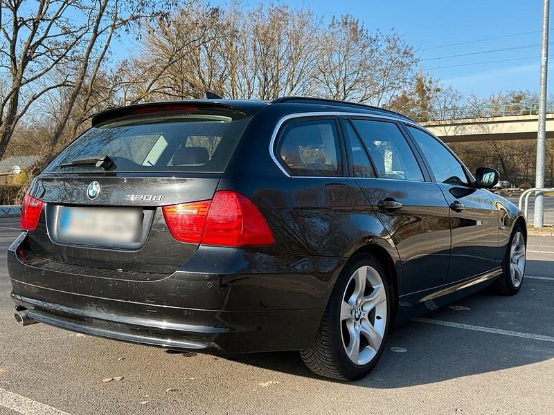 Gebraucht BMW 320 Exclusive 184 PS (135 kW) 2011 Schwarz Kombi
