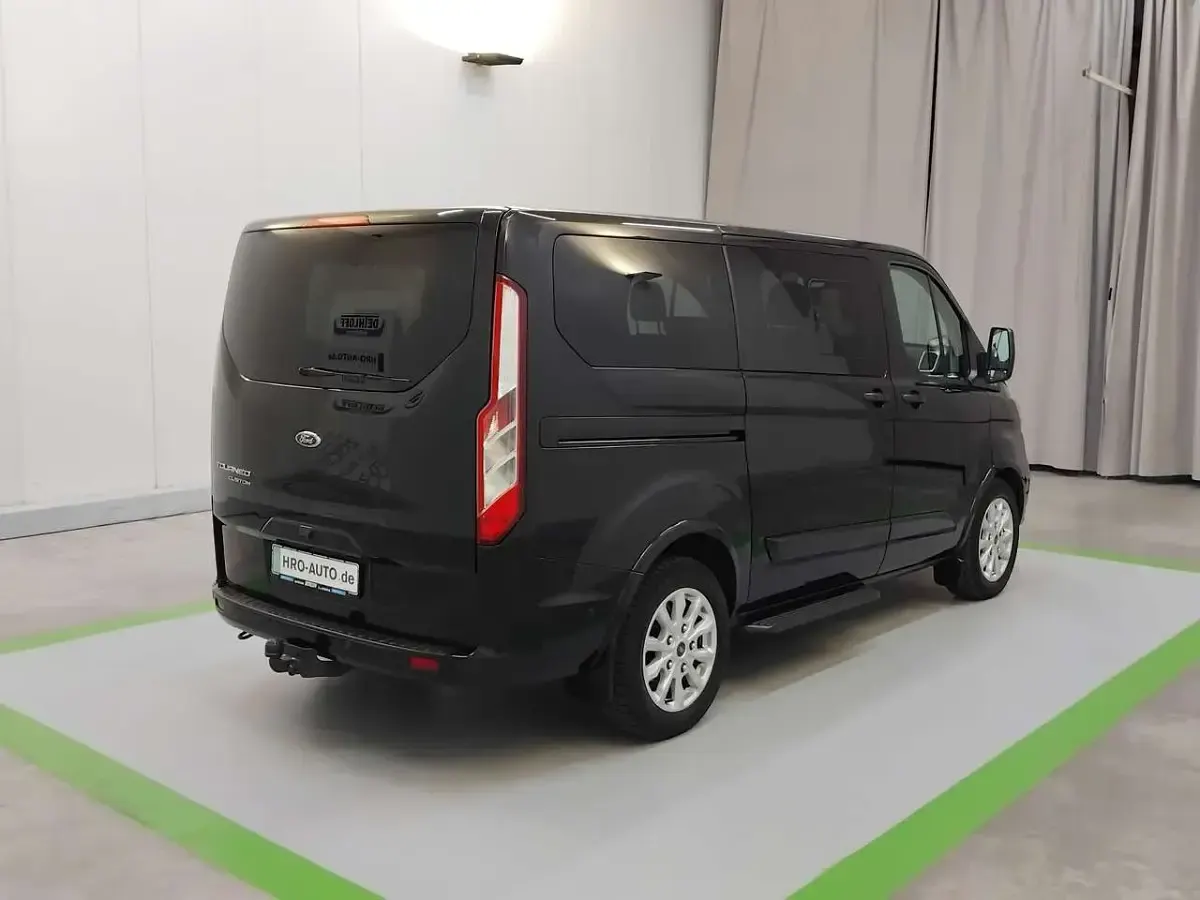Gebraucht Ford Tourneo Titanium 150 PS (110 kW) 2023 Obsidianschwarz metallic Kombi