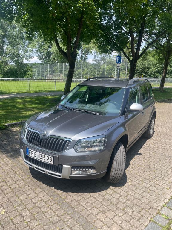 Grau Gebraucht 2017 Skoda Yeti Active SUV | 14.300 € (Superpreis) - Bild 1/4