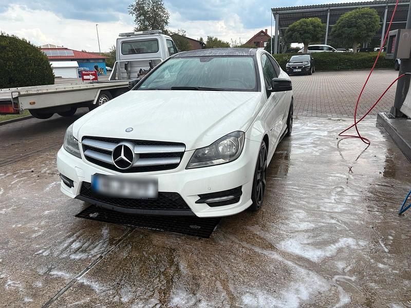 Weiß Gebraucht 2012 Mercedes C220 AMG line Coupé | 9.500 € (Fairer Preis) - Bild 1/4