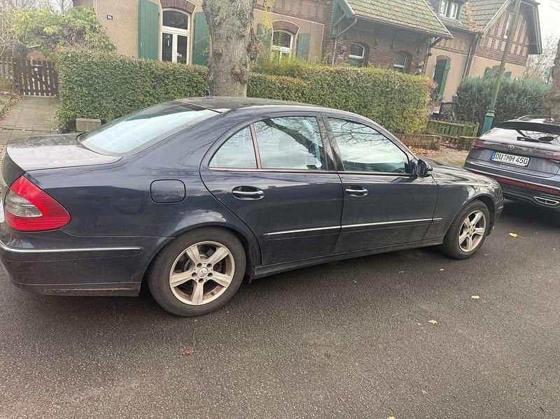 Gebraucht Mercedes E220 Elegance 170 PS (125 kW) 2006 Blau Limousine