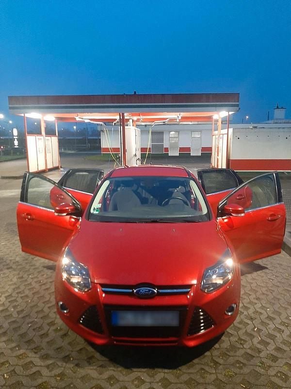 Używany Ford Focus 100 KM (73 kW) 2014 Czerwony Sedan/Limuzyna