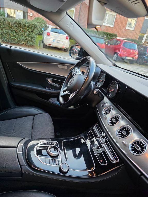 Second-hand Mercedes E300 306 CP (225 kW) 2020 Negru Berlinǎ
