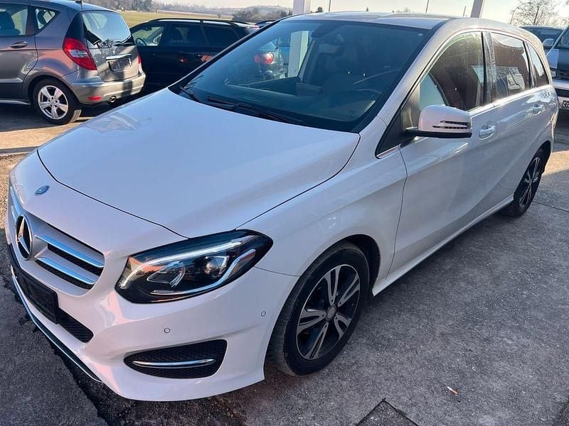 Weiß Gebraucht 2015 Mercedes B180 Van / Kleinbus | 10.900 € (Fairer Preis) - Bild 1/4