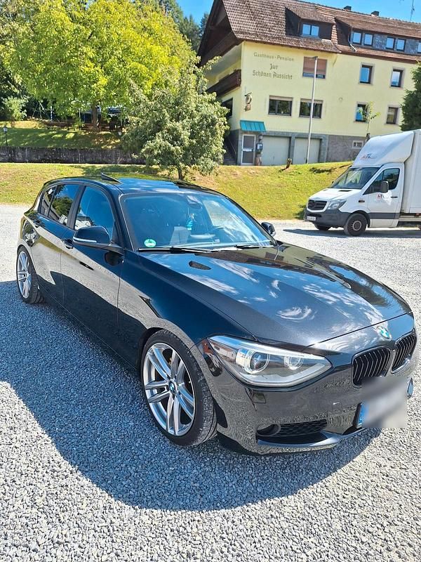 Schwarz Gebraucht 2013 BMW 116 Sport Line Kleinwagen | 8.800 € (Fairer Preis) - Bild 1/4