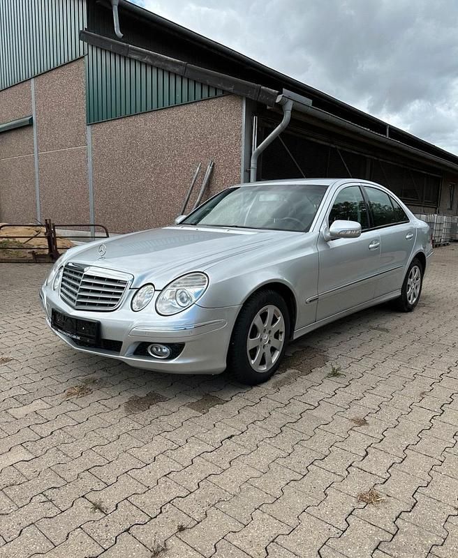 Silber Gebraucht 2007 Mercedes E220 Limousine | 6.800 € (Etwas zu teuer) - Bild 1/4