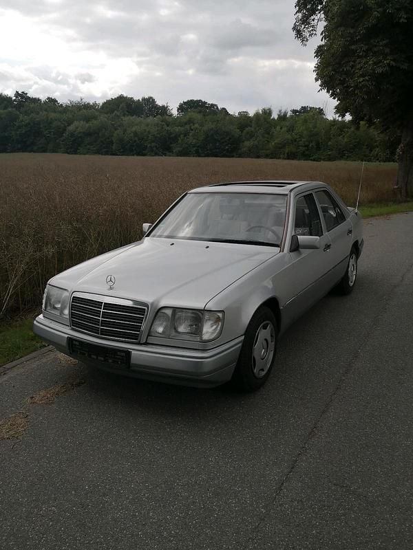 Silber Gebraucht 1993 Mercedes E200 Limousine | 7.850 € - Bild 1/4