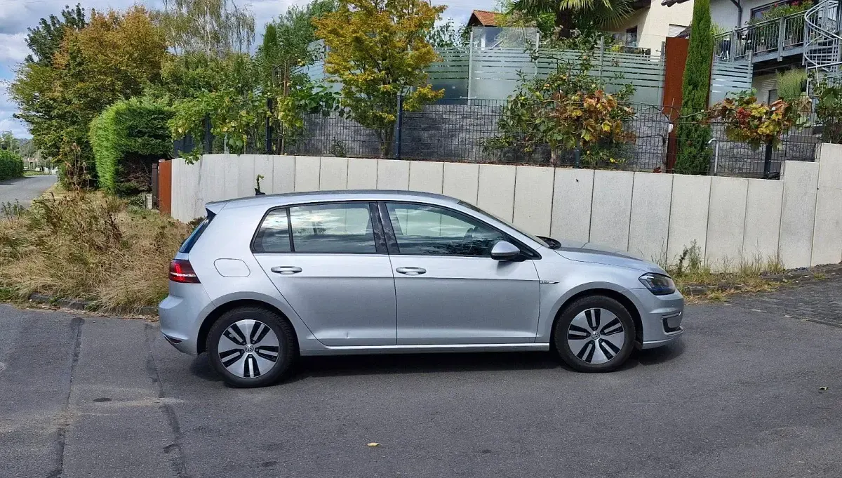 Gebraucht VW e-Golf 85 kW (116 PS) 2016 Grau Kleinwagen