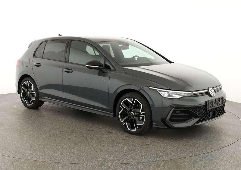 Crystal ice blue metallic Neu 2025 VW Golf VIII R-line Limousine | 31.045 € (Etwas zu teuer) - Bild 1/4