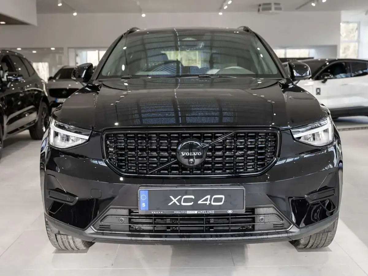 Nowe Volvo XC40 Plus 163 KM (119 kW) 2026 Czarny SUV