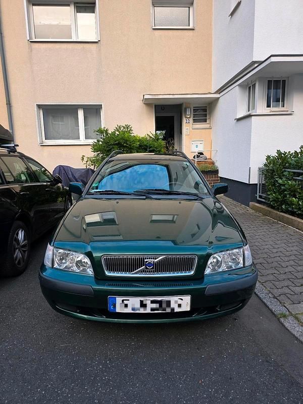 Grün Gebraucht 2001 Volvo V40 Kombi | 3.900 € - Bild 1/4
