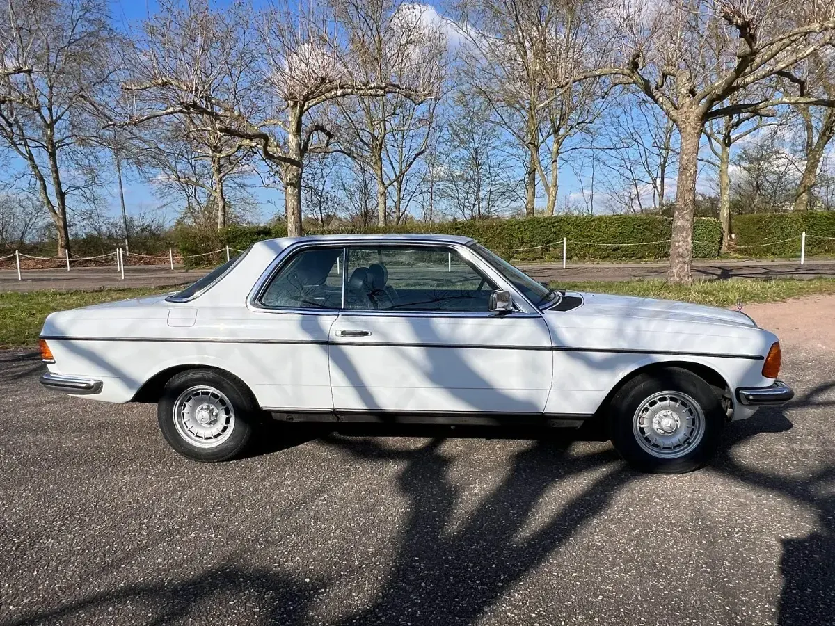 Gebraucht Mercedes 230 136 PS (100 kW) 1982 Weiß Coupé