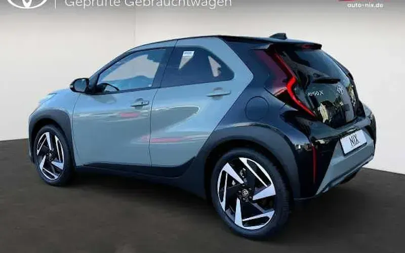 Neu Toyota Aygo X Lounge 116 PS (85 kW) 2026 Grün SUV