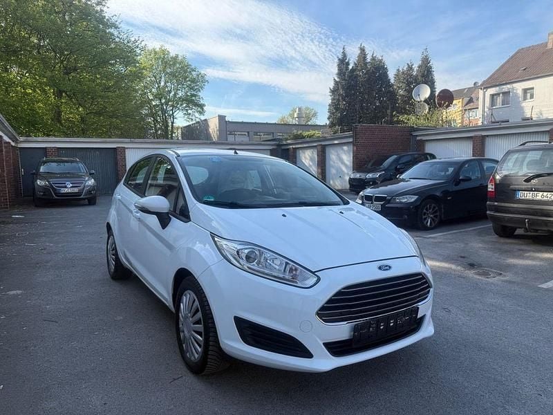 Gebraucht Ford Fiesta Trend 60 PS (44 kW) 2015 Weiß Limousine