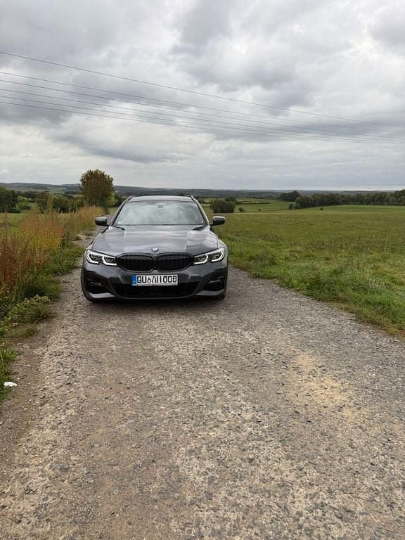 Grau Gebraucht 2019 BMW 330 M Sport Kombi | 34.499 € (Guter Preis) - Bild 1/4