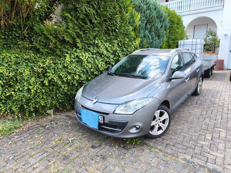Grau Gebraucht 2009 Renault Mégane III Dynamique Limousine | 2.650 € (Guter Preis) - Bild 1/4