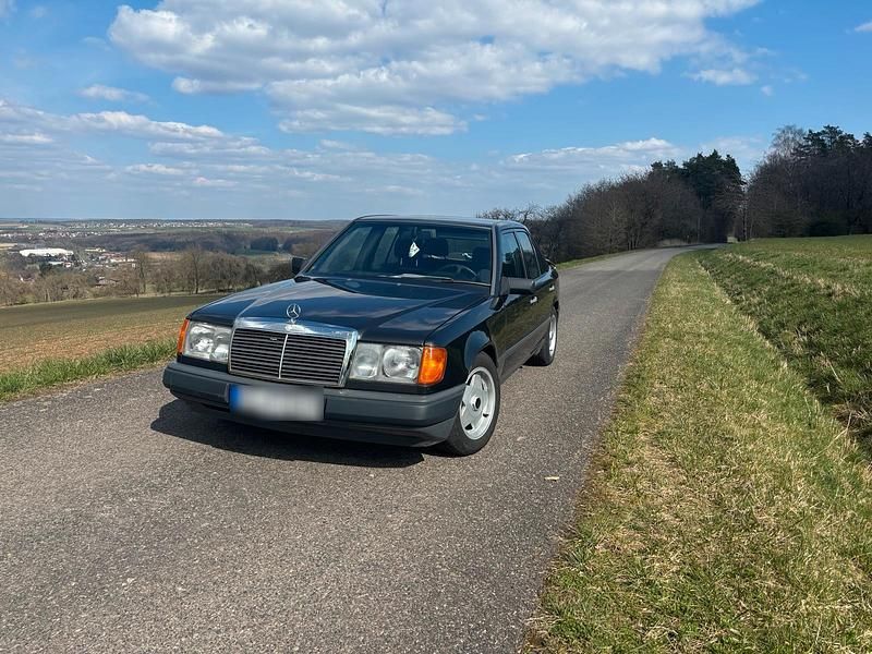 Gebraucht Mercedes E230 136 PS (100 kW) 1986 Schwarz Limousine