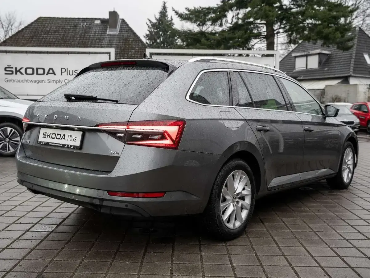 Gebraucht Skoda Superb Style 200 PS (147 kW) 2024 Grau Kombi