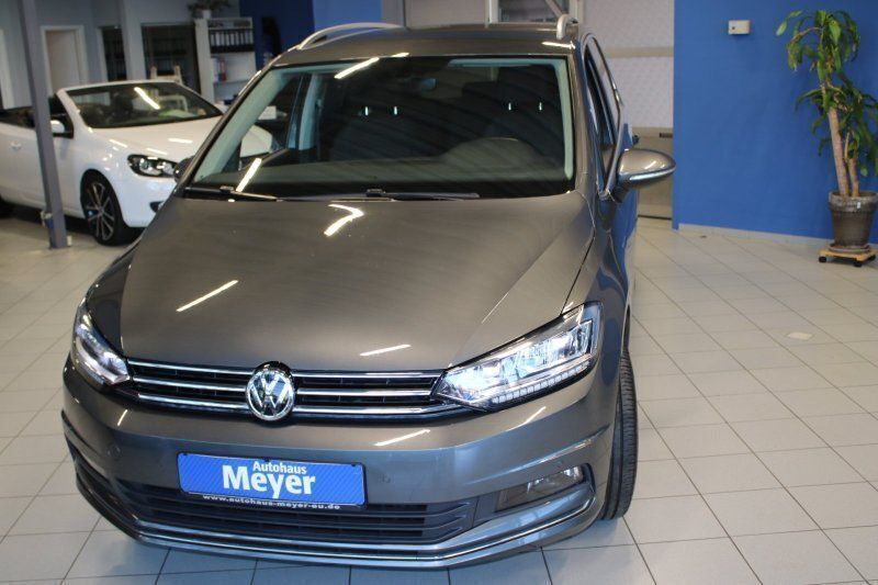 Grau Gebraucht 2018 VW Touran Highline Van / Kleinbus | 19.810 € (Superpreis) - Bild 1/4