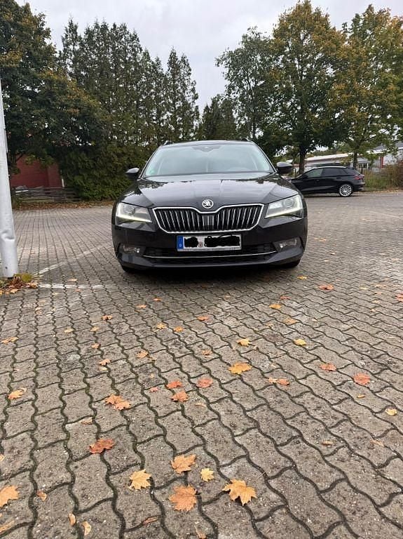 Schwarz Gebraucht 2018 Skoda Superb Premium Edition Kombi | 12.800 € (Superpreis) - Bild 1/4
