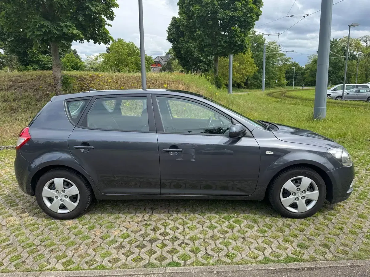 Gebraucht Kia Ceed Vision 90 PS (66 kW) 2011 Grau Kleinwagen