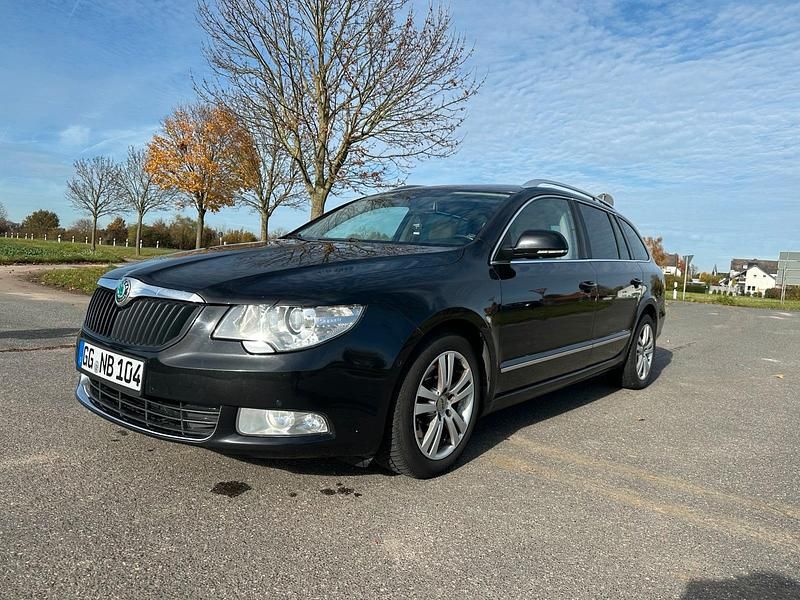 Schwarz Gebraucht 2012 Skoda Superb Kombi | 7.000 € (Teuer) - Bild 1/4