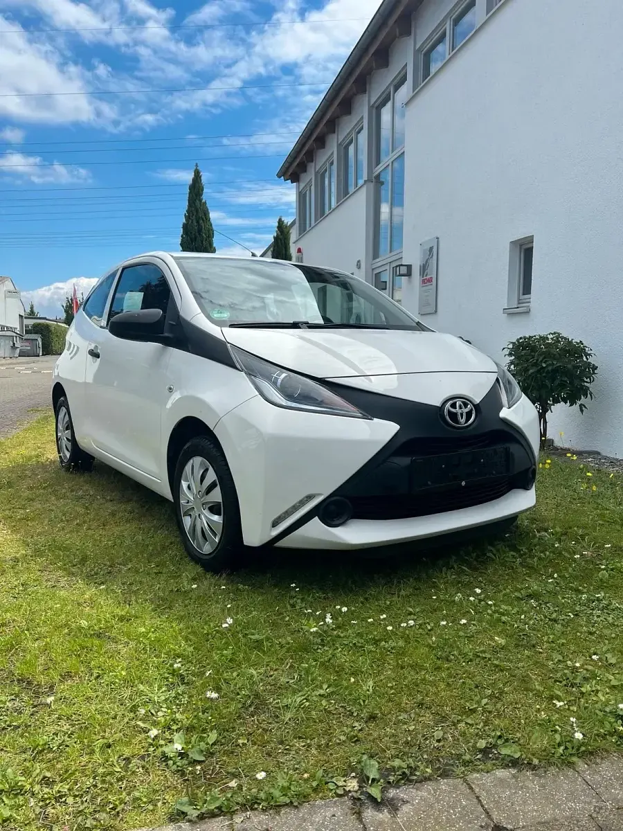 Gebraucht Toyota Aygo 69 PS (50 kW) 2017 Weiß Kleinwagen