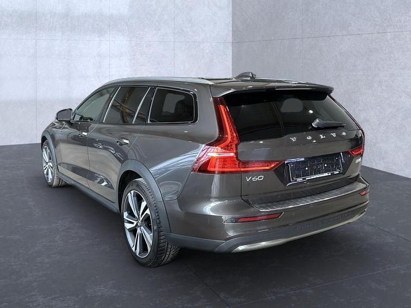 Gebraucht Volvo V60 Plus 197 PS (144 kW) 2023 Platinum grey / (metallic) Kombi