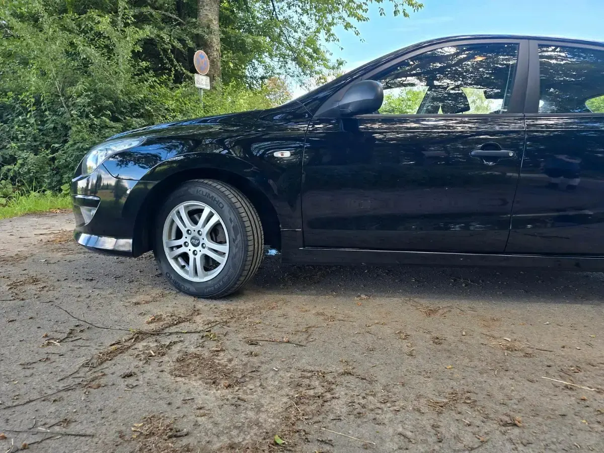 Gebraucht Hyundai i30 109 PS (80 kW) 2012 Schwarz Limousine