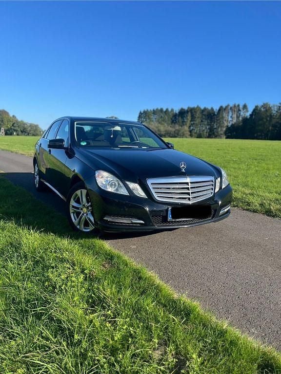 Schwarz Gebraucht 2013 Mercedes E220 Limousine | 13.490 € (Guter Preis) - Bild 1/4