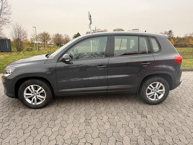 Grau Gebraucht 2015 VW Tiguan Trendline SUV | 8.901 € (Superpreis) - Bild 1/4