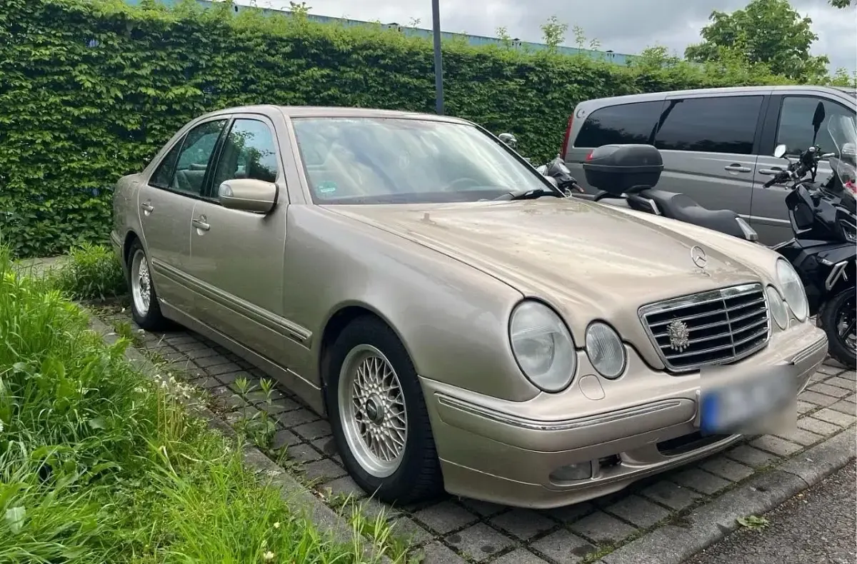 Gebraucht Mercedes E200 163 PS (119 kW) 2001 Gold Limousine