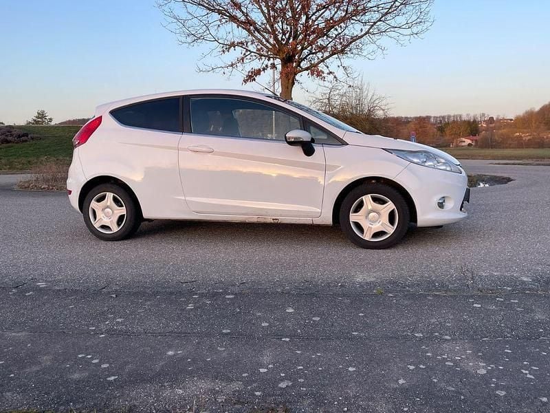 Gebraucht Ford Fiesta Titanium 82 PS (60 kW) 2010 Weiß Kleinwagen