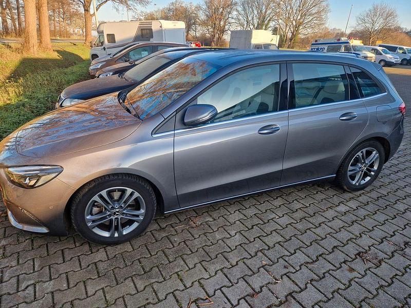 Gebraucht Mercedes B220 190 PS (139 kW) 2019 Grau Van / Kleinbus