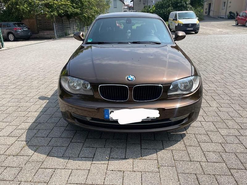 Braun Gebraucht 2010 BMW 118 Lifestyle Kleinwagen | 3.600 € (Superpreis) - Bild 1/4