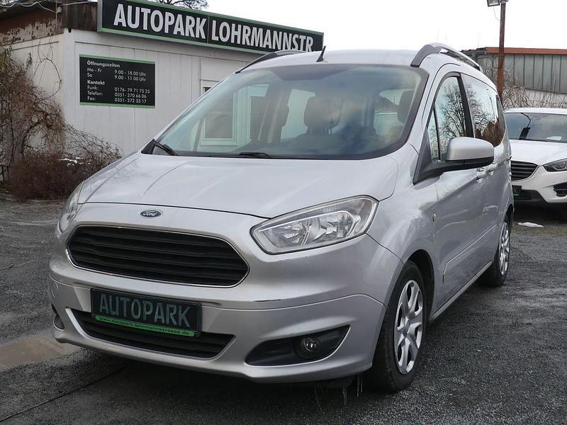 Silber Gebraucht 2015 Ford Tourneo Courier Titanium Van / Kleinbus | 7.700 € (Guter Preis) - Bild 1/4