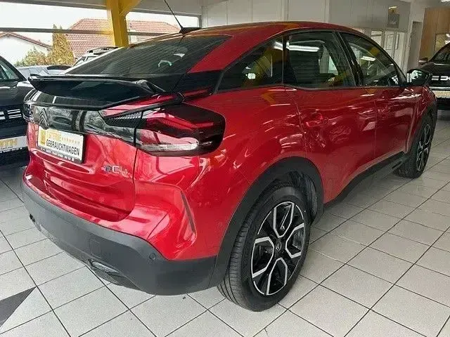 Używany Citroën e-C4 Feel 100 kW (136 KM) 2021 Czerwony Sedan/Limuzyna