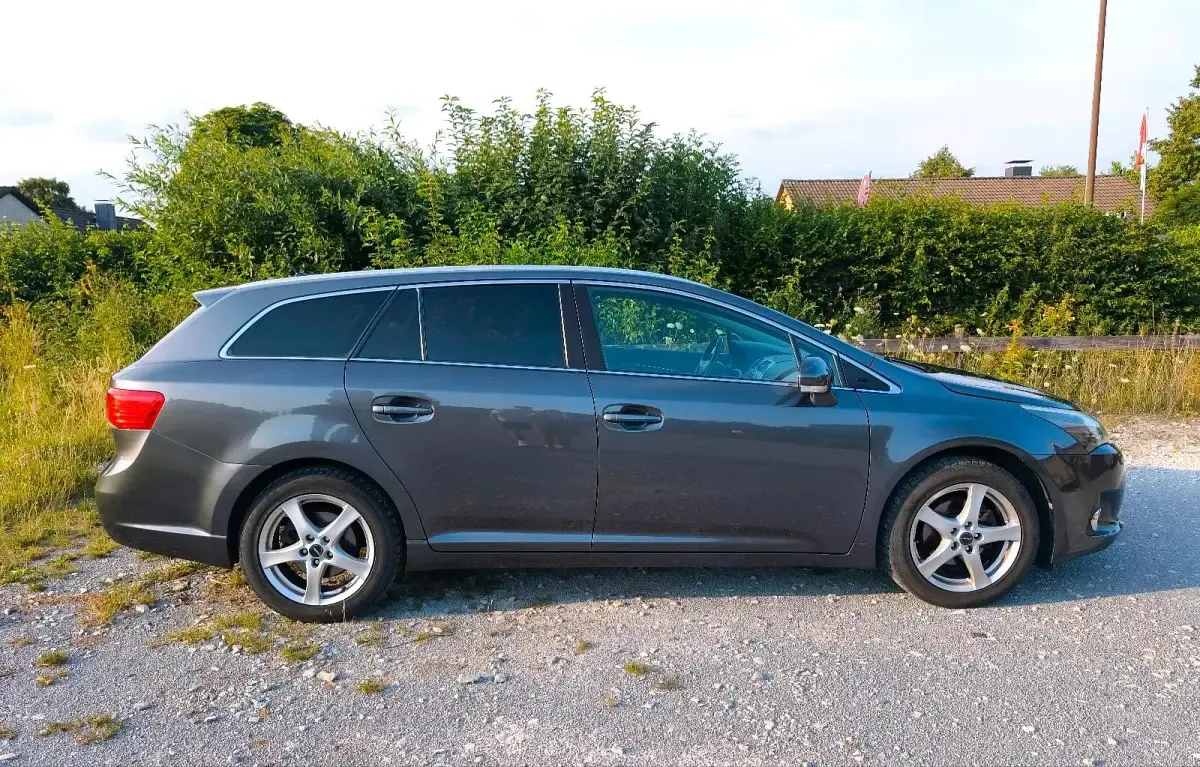 Gebraucht Toyota Avensis 146 PS (107 kW) 2014 Grau Kombi