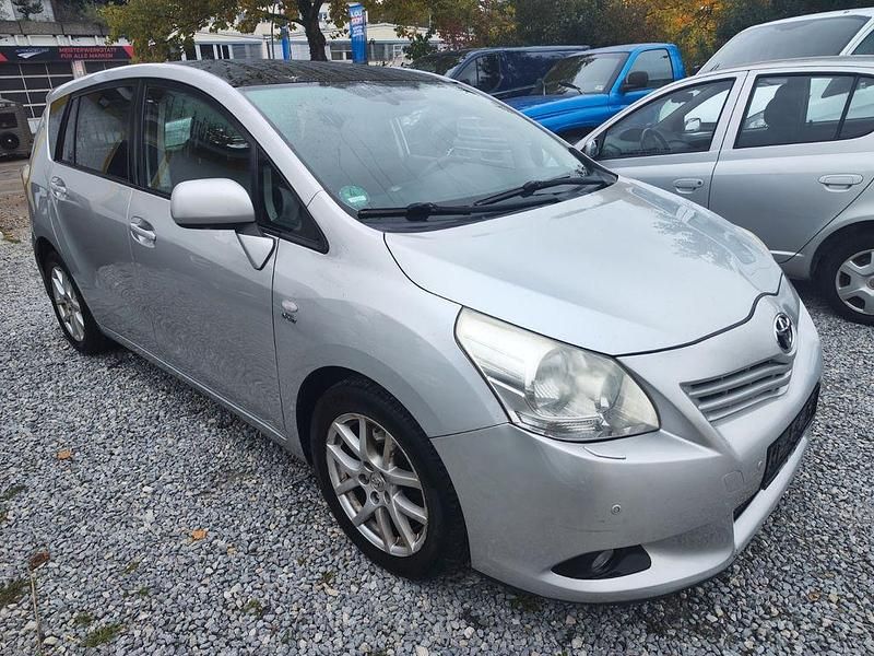 Silber Gebraucht 2011 Toyota Verso Executive Van / Kleinbus | 3.990 € (Teuer) - Bild 1/4
