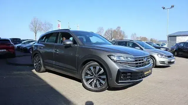 Gebraucht VW Touareg Elegance 381 PS (280 kW) 2023 Grau SUV