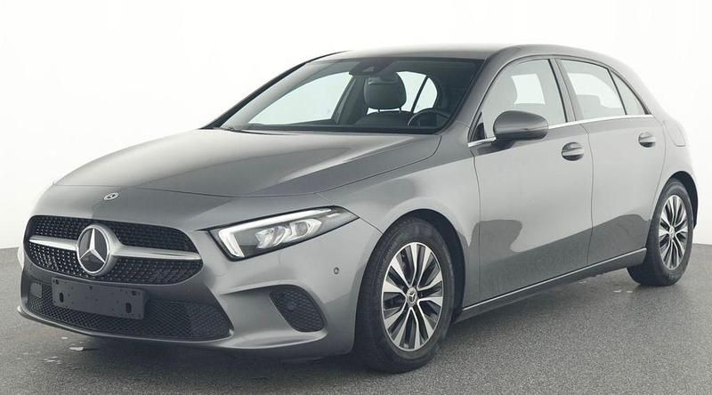 Grau Gebraucht 2019 Mercedes A180 Limousine | 17.700 € (Fairer Preis) - Bild 1/4