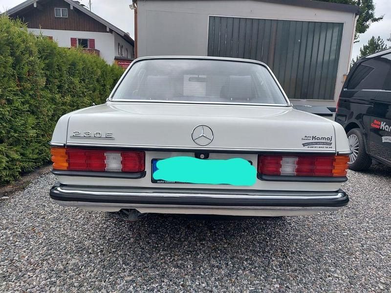 Używany Mercedes E230 136 KM (100 kW) 1983 Biały Sedan/Limuzyna