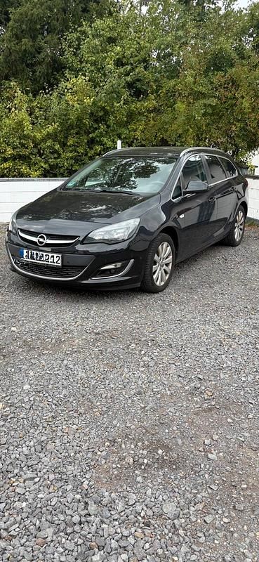 Schwarz Gebraucht 2016 Opel Astra Limousine | 3.900 € (Guter Preis) - Bild 1/4