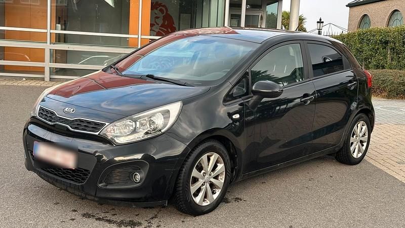 Schwarz Gebraucht 2015 Kia Rio 2 Limousine | 2.899 € (Fairer Preis) - Bild 1/4