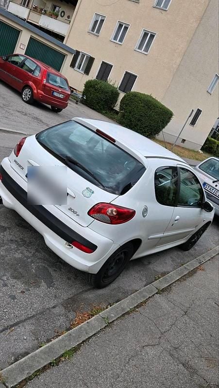 Weiß Gebraucht 2012 Peugeot 206+ Kleinwagen | 2.000 € (Fairer Preis) - Bild 1/4