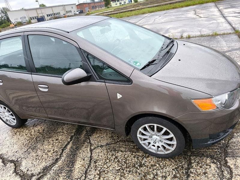 Braun Gebraucht 2011 Mitsubishi Colt Van / Kleinbus | 5.500 € (Etwas zu teuer) - Bild 1/4