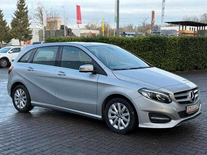 Silber Gebraucht 2015 Mercedes B180 Van / Kleinbus | 12.900 € (Guter Preis) - Bild 1/2