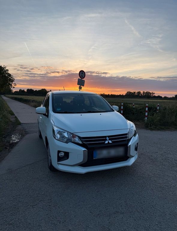 Weiß Gebraucht 2023 Mitsubishi Space Star Select Limousine | 10.499 € (Guter Preis) - Bild 1/4