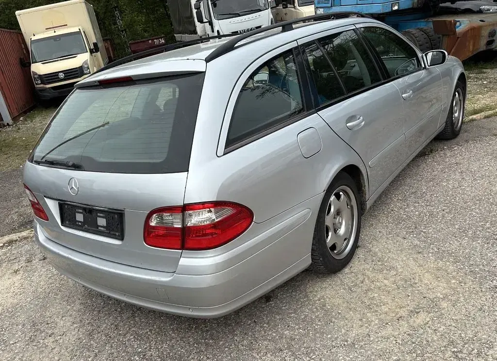 Usado Mercedes E220 150 CV (110 kW) 2006 Plateado Familiar